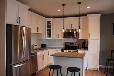 Stylish Mountain View - Cozy Canadiana Pet Friendly