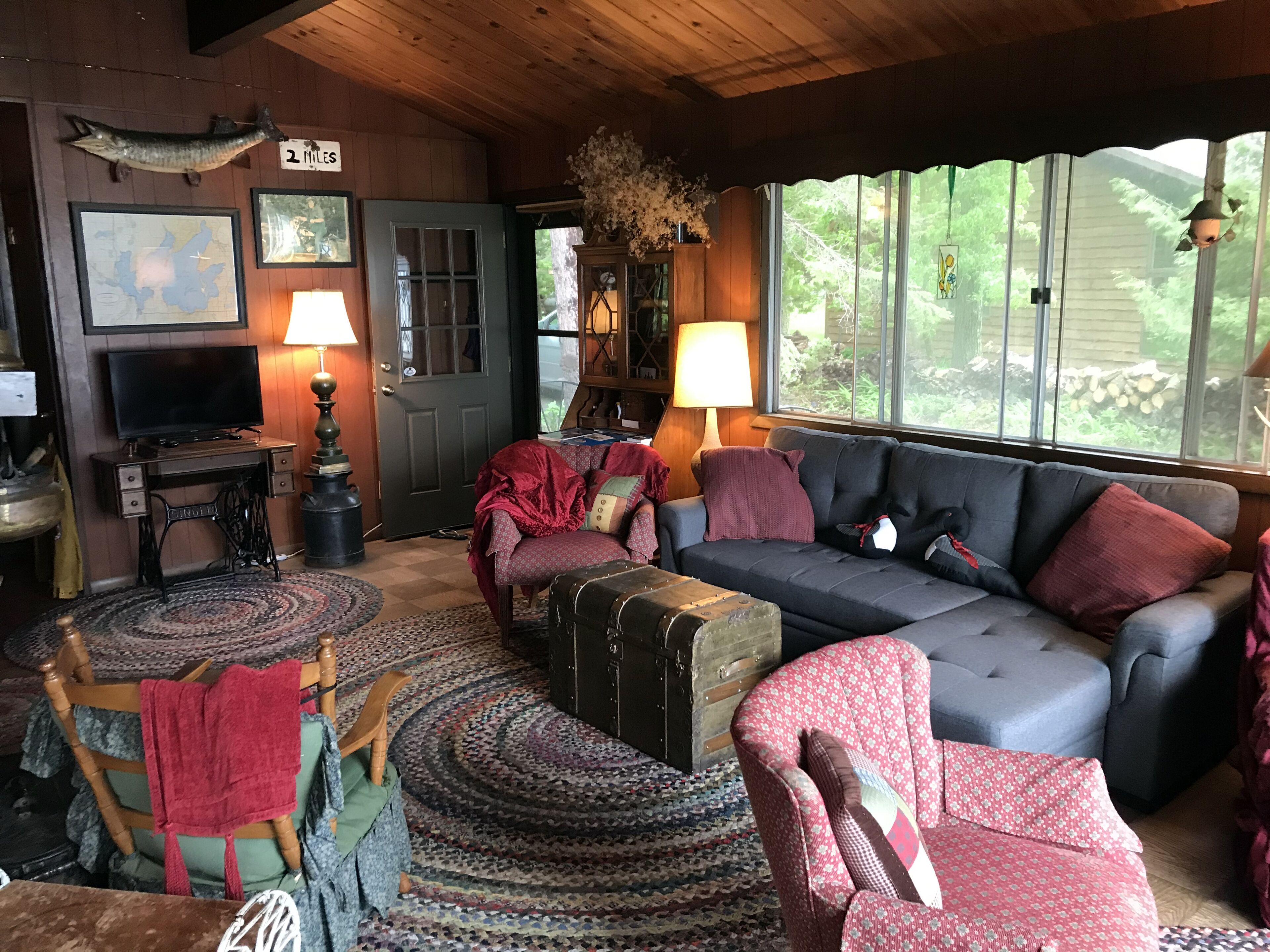 TV connectée, lecteur de DVD, livres, vidéothèque