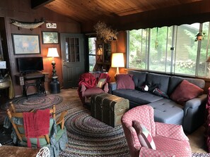 Smart TV, DVD player, books, video library - Rustic, Cozy, Lakefront Cabin On Leech Lake- Perfect For Families & Fisherfolk (Cass Lake)