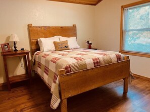 2 dormitorios, tabla de planchar con plancha, ropa de cama