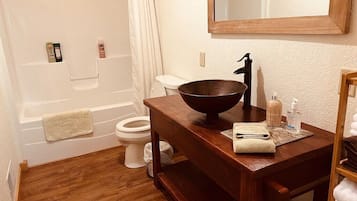 Combined shower/tub, hair dryer, towels