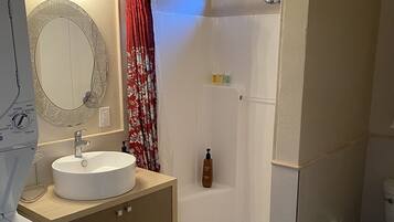 Douche, sĂšche-cheveux, bidet, serviettes fournies