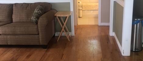 Televisor, llar de foc, reproductor de DVD i futbolí