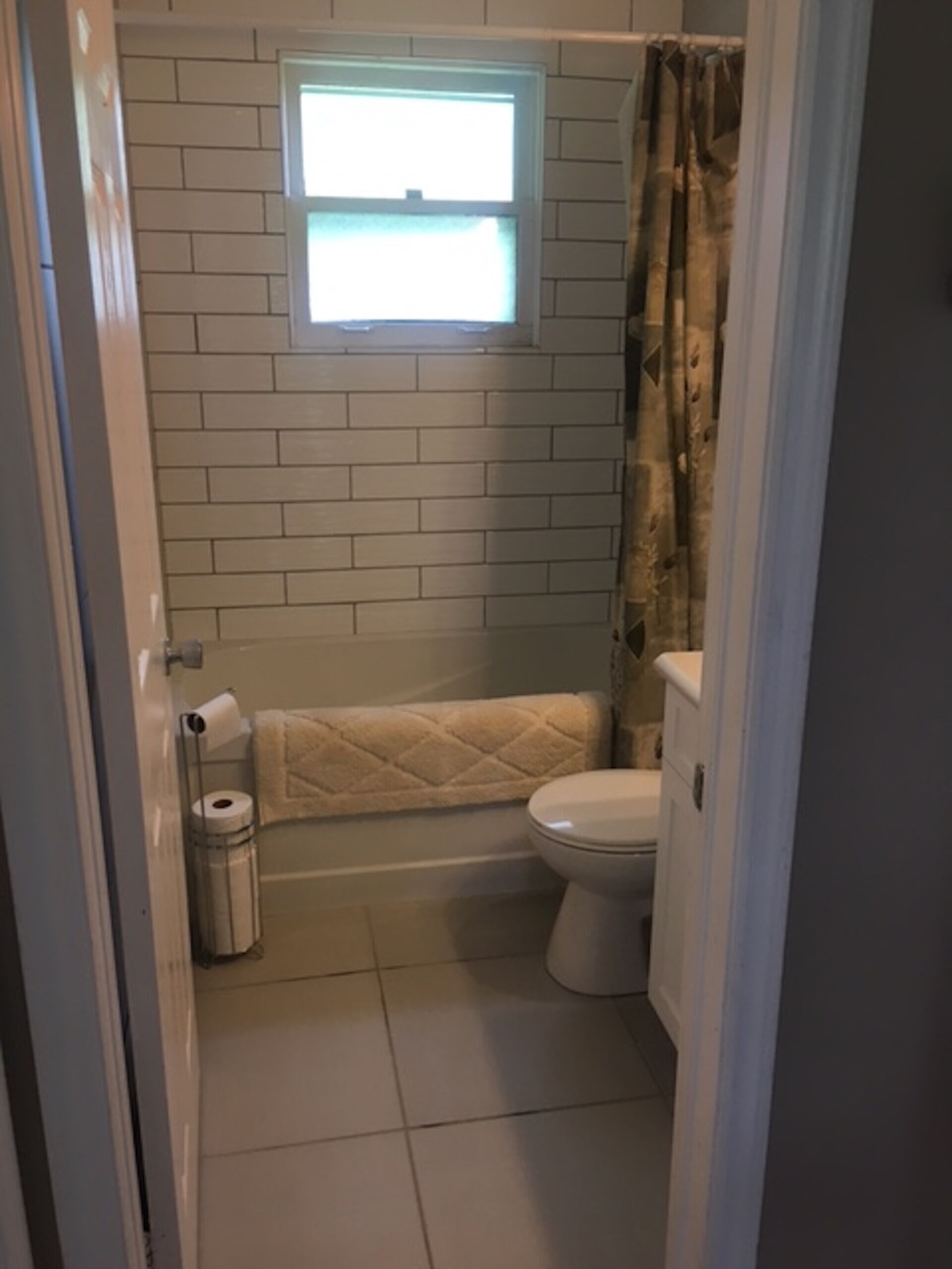 Combined shower/tub, towels