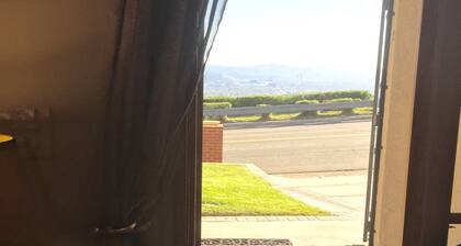 Burbank Hills Studio New with Views of City Lights!