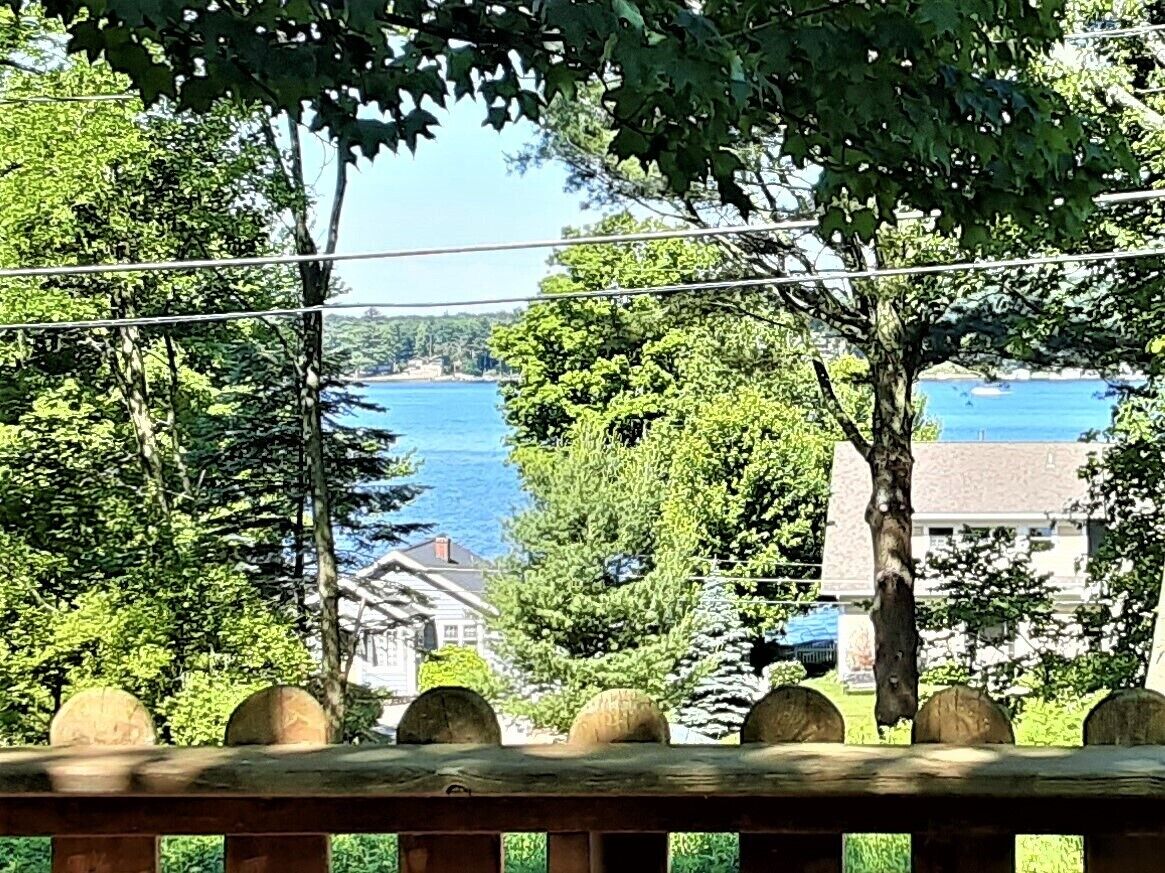 View of Hamlin Lake, King bed, Central AC, Free Firewood
