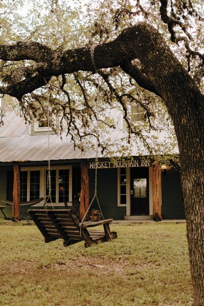 Historic 1869 Whiskey Mtn. Home Great Location- Sleeps 15-22 Great Location