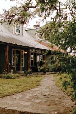 Un bâtiment rustique sur lequel on peut lire l’inscription : « Whiskey Mountain Inn ».