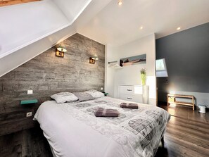 3 bedrooms, iron/ironing board, WiFi, bed sheets