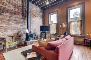 Téléviseur, foyer, lecteur de DVD, livres