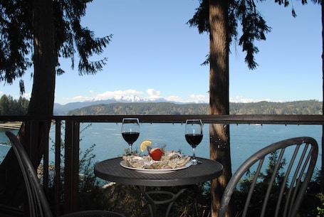 Outdoor dining. No Better View of the Olympics (near Alderbrook Resort)