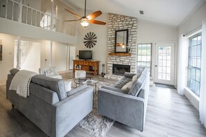 تلفزيون، مدفأة، مشغل دي في دي، ستيريو