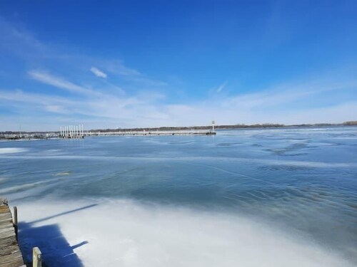 2 Bedroom Cottage 100 yards to water. Dock & Ramp.