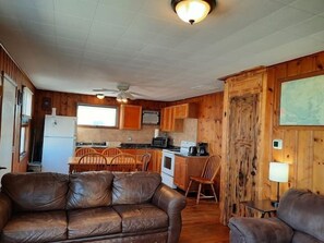 TV - 2 Bedroom Cottage 100 yards to water. Dock & Ramp. (Lakeside Marblehead)