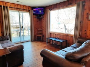 TV - 2 Bedroom Cottage 100 yards to water. Dock & Ramp. (Lakeside Marblehead)