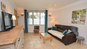 Télévision, lecteur de DVD, livres, chaßne hi-fi