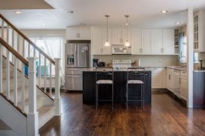 Fridge, microwave, oven, stovetop - Home away from home (Denver)