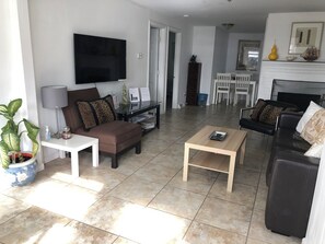 Smart TV, fireplace