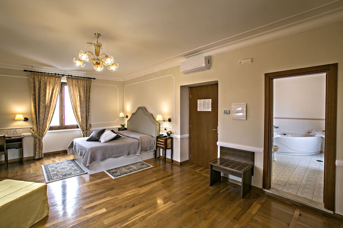 Deluxe Double Room, Jetted Tub