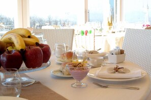 Déjeuner et dîner servis sur place, spécialités Cuisine locale