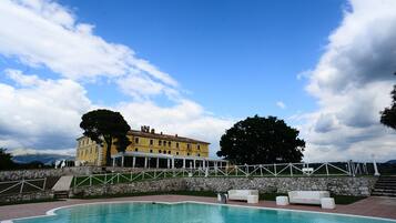 Piscina stagionale all'aperto, ombrelloni da piscina, lettini
