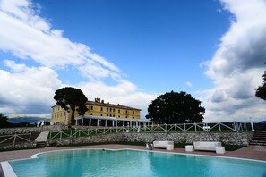 Piscina externa sazonal, guarda-sóis, espreguiçadeiras