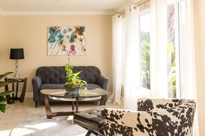 TV, lettore DVD, biblioteca musicale, videoteca