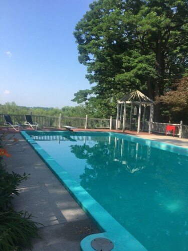 Pet Friendly and peaceful setting!