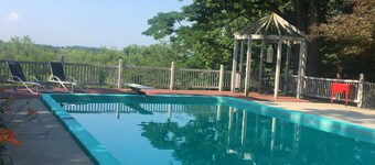 Pet Friendly and peaceful setting!