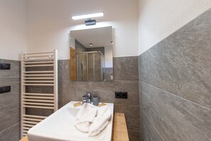 Secador de pelo, bidet, toallas, papel higiénico