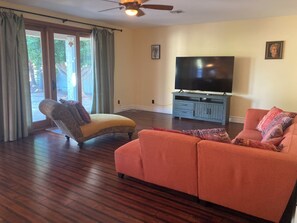 Älytelevisio, takka, videopelejä, DVD-soitin