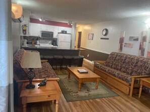 TV, caminetto, lettore DVD