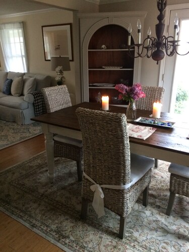 Hurmaava Edgartownin koti, jossa ympäröi kuisti