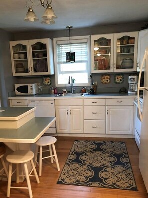 Fridge, microwave, oven, stovetop - Charming Edgartown home with wrap around porch (Edgartown)