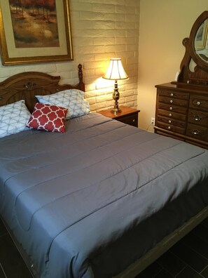 2 chambres, fer et planche à repasser, Wi-Fi, draps fournis