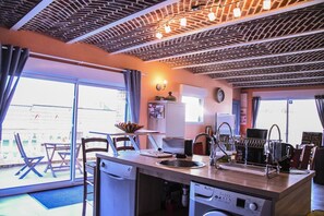 冷蔵庫、電子レンジ、オーブン、コンロ