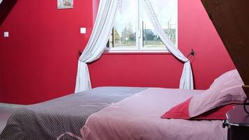 4 bedrooms, desk, iron/ironing board, free WiFi