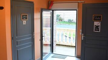 4 bedrooms, desk, iron/ironing board, free WiFi
