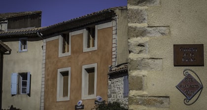 Una acogedora casa al pie del castillo de Villerouge-Termenès y GR36