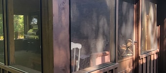 Camp Dennis: todas las comodidades de un hogar al borde de la naturaleza