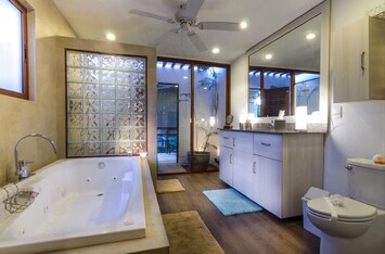 Luxurious master ensuite w/ oversized jacuzzi jet tub & separate large shower 