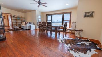 Smart-tv, videospelletjes, een dvd-speler en boeken