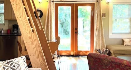 Cottage in Historic Irvington neighborhood near Convention Center and shops!