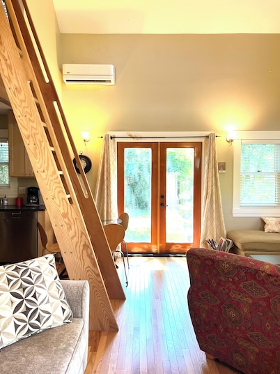 Cottage in Historic Irvington neighborhood near Convention Center and shops!
