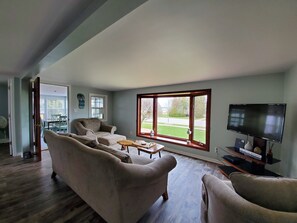 Smart TV, books - BeachFrontRental-Tennis court&playground directly across the street!DogsWelcome (Elk Rapids)