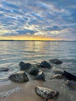 Beach nearby, sun loungers - BeachFrontRental-Tennis court&playground directly across the street!DogsWelcome (Elk Rapids)