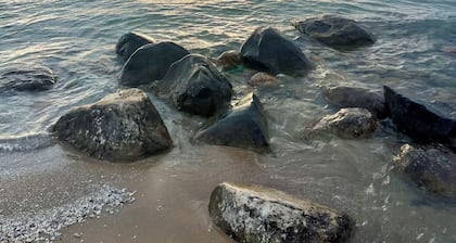 BeachFrontRental-Tennis court&playground directly across the street!DogsWelcome