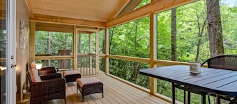 Romantic Rural Retreat/Hot tub/Fishing/Pond view/Woods/Private