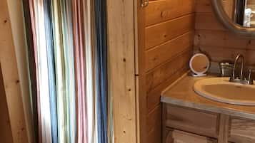 Douche, sĂšche-cheveux, serviettes fournies, savon