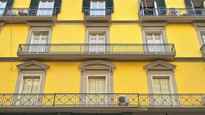 Unclassified image, 2 of 103, button - Napoli Tree - Lungomare (Naples)